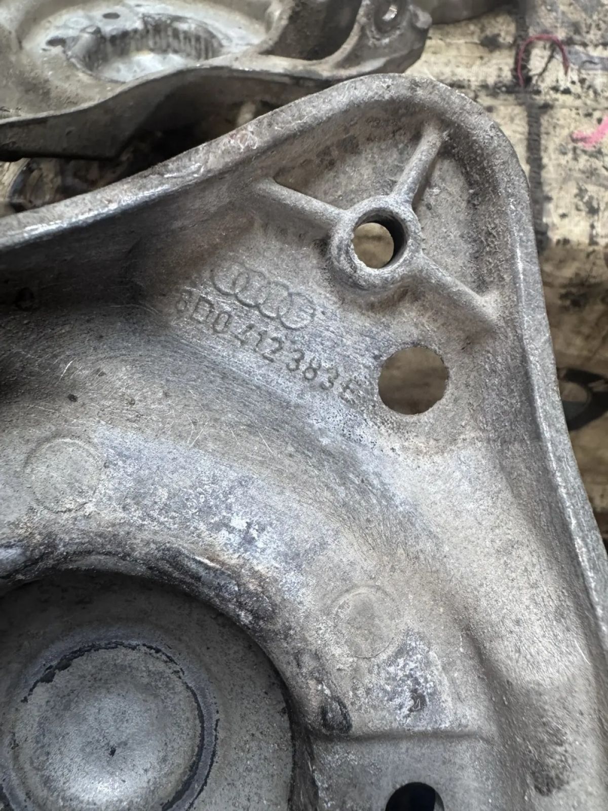 Кронштейн амортизатора Audi A6 C5 8D0412383E, 1600 рублей, Малые Вязёмы