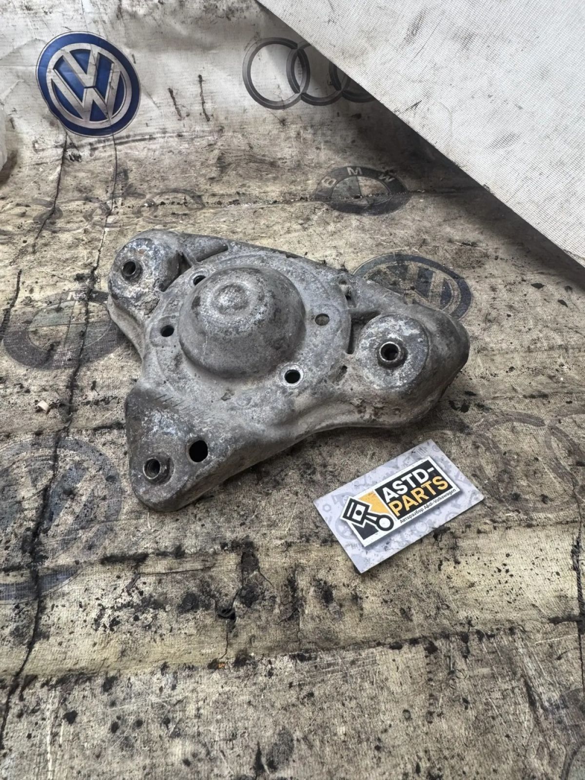 Кронштейн амортизатора Audi A6 C5 8D0412383E, 1600 рублей, Малые Вязёмы